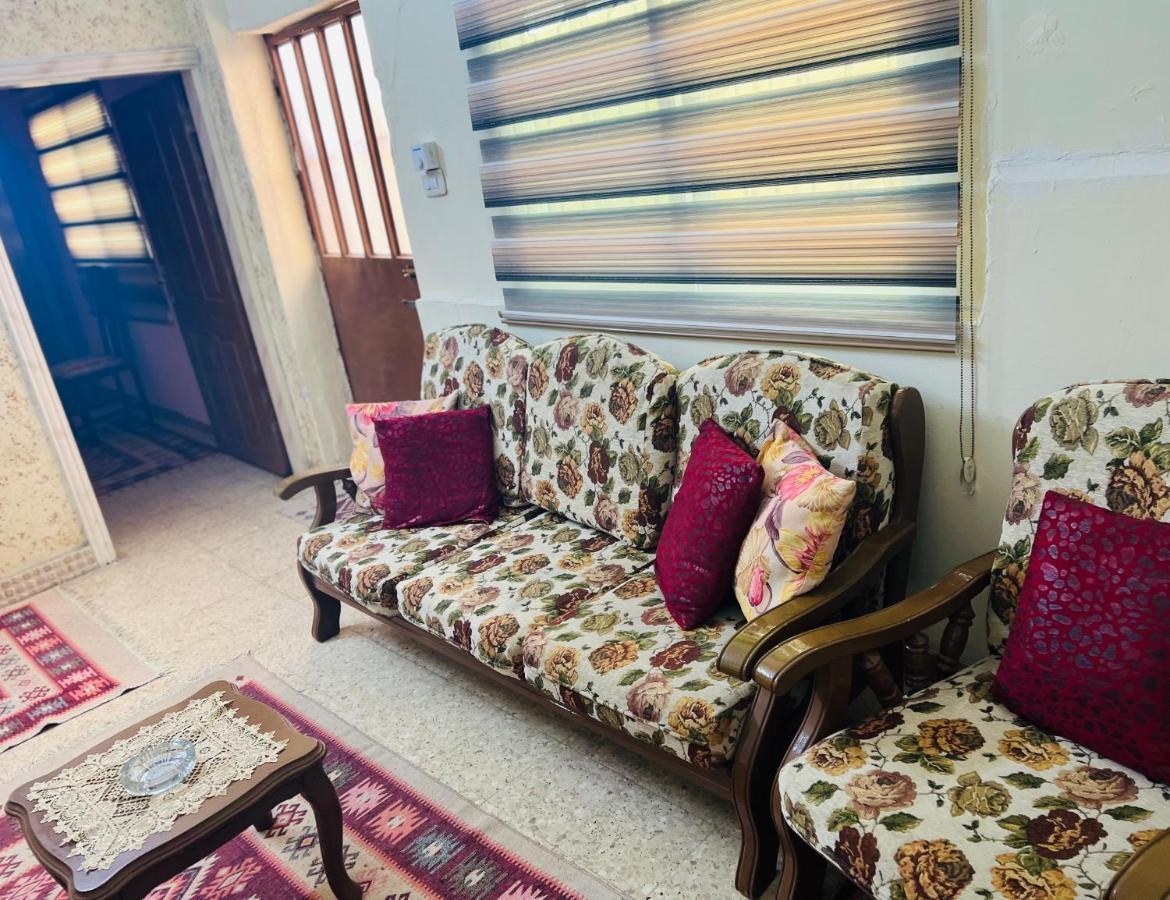Appartement Ibn Khaldoon à Madaba Extérieur photo